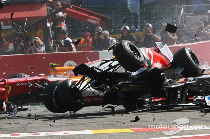 Un accidente en el inicio con Lewis Hamilton, McLaren, Romain Grosjean, Lotus F1, Fernando Alonso, Ferrari, Kamui Kobayashi, Sauber