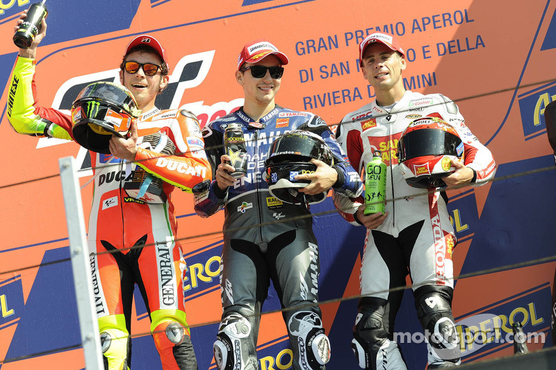 Podium : le vainqueur Lorenzo, le deuxième Valentino Rossi, le troisième Alvaro Bautista