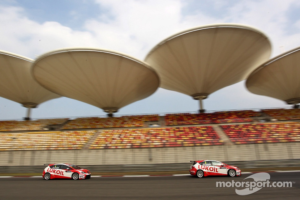 Alexey Dudukalo, SEAT Leon WTCC, Lukoil Racing Team and Gabriele Tarquini, SEAT Leon WTCC, Lukoil Racing Team