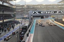 Lewis Hamilton, McLaren lleva al comienzo de la carrera con Sebastian Vettel, Red Bull Racing y Pedr