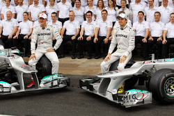 Michael Schumacher, Mercedes AMG F1, und Nico Rosberg, Mercedes AMG F1, beim Teamfoto
