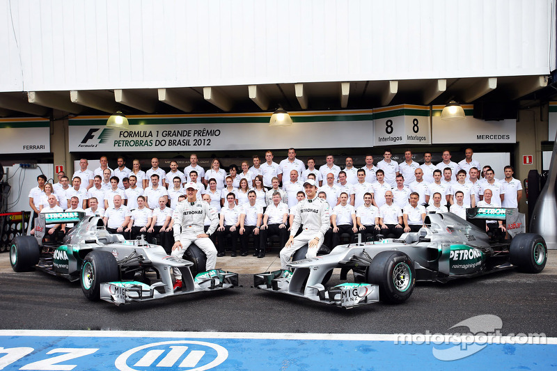 Michael Schumacher, Mercedes AMG F1, und Nico Rosberg, Mercedes AMG F1, beim Teamfoto