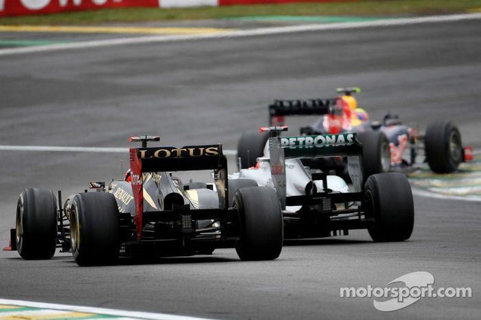 Kimi Raikkonen, Lotus F1 Team, y Michael Schumacher, Mercedes GP