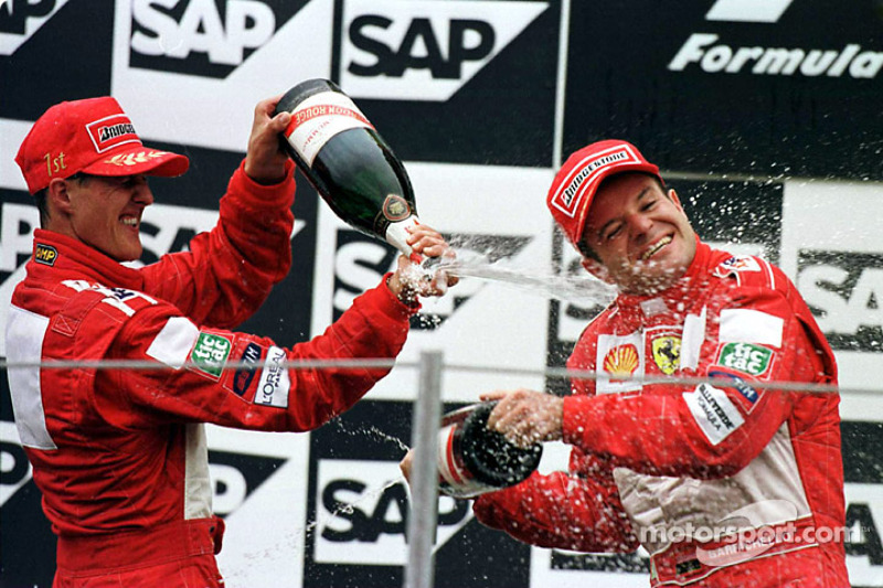 Podio: ganador de la carrera Michael Schumacher y el segundo lugar Rubens Barrichello