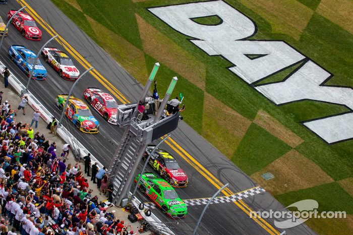 Danica lidera pelotão na Daytona 500 de 2013, prova em que foi a pole position