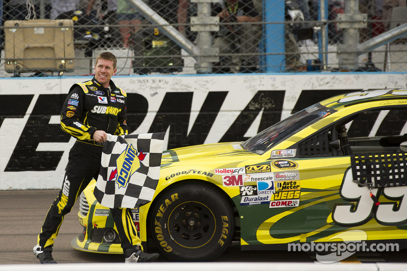 O vencedor Carl Edwards, Roush Fenway Racing Ford comemora