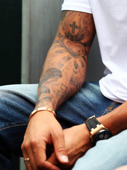 Braço tatuado de Lewis Hamilton, Mercedes AMG F1
