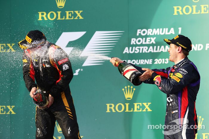 (Izq. A Der.): Kimi Raikkonen, Lotus F1 Team y Sebastian Vettel, Red Bull Racing festejan en el podi