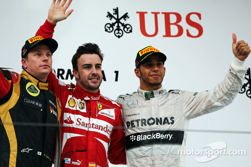 Podio: Segundo Kimi Raikonen Lotus F1; Fernando Alonso, Ferrari, ganador de la carrera; Lewis Hamilt