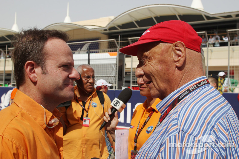 (Da esquerda para direita): Rubens Barrichello, apresentador da Globo, com Niki Lauda, presidente não executivo da Mercedes, no grid