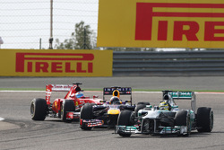 Nico Rosberg, Mercedes AMG F1 W04 lidera a Sebastian Vettel, Red Bull Racing RB9 y a Fernando Alonso