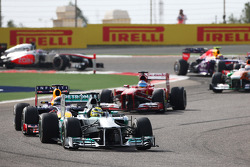 Nico Rosberg, Mercedes AMG F1 W04 ve Sebastian Vettel, Red Bull Racing RB9 ve Fernando Alonso, Ferra
