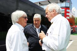 (Da esquerda para direita): Bernie Ecclestone, CEO do Grupo F1, com Herbie Blash, representante da FIA e Charlie Whiting, Diretor da FIA
