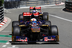 Jean-Eric Vergne, Scuderia Toro Rosso STR8 à frente do companheiro de equipe Daniel Ricciardo, Scuderia Toro Rosso STR8