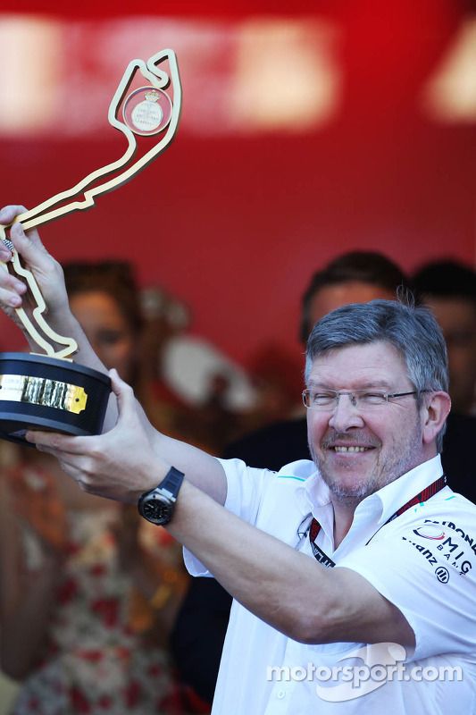 Ross Brawn, director del equipo Mercedes AMG F1 que se celebra en el podio