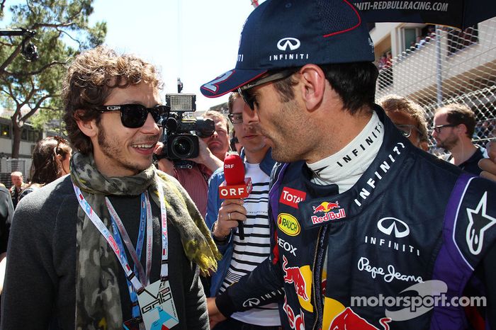 Mark Webber, Red Bull Racing con Valentino Rossi, piloto de MotoGP en la parrilla