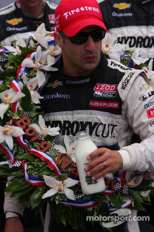 O vencedor Tony Kanaan comemora