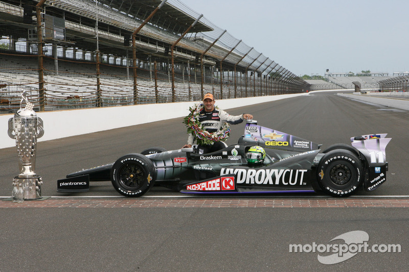 Tony Kanaan (KV Racing-Chevrolet) with the iconic Borg-Warner Trophy the morning after his 2013 Indy 500 triumph. 