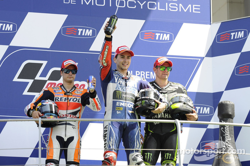 Ganador de la carrera Jorge Lorenzo, segundo lugar Dani Pedrosa, y tercer lugar Cal Crutchlow