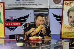 Michael Andretti em concurso de comida