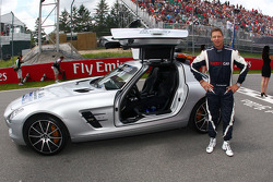Bernd Maylander, piloto del auto de seguridad de la FIA, en la parrilla
