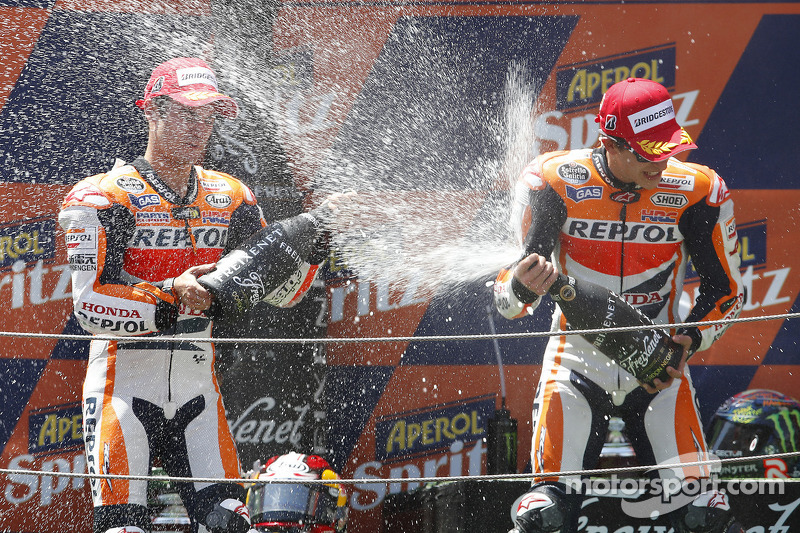 Segundo lugar Dani Pedrosa, Repsol Honda Team, tercer lugar Marc Márquez, del equipo Repsol Honda