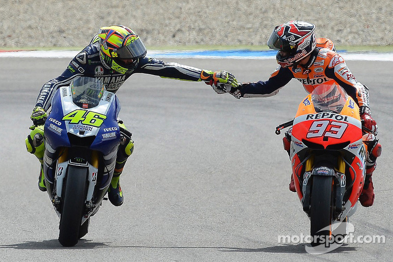 El ganador de la carrera Valentino Rossi, Yamaha Factory Racing y el segundo lugar Marc Marquez, Repsol Honda Team