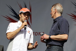 Sergio Perez McLaren y Tony en el concierto después de la carrera