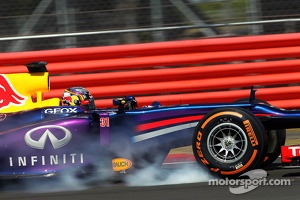 Carlos Sainz Jr., Red Bull Racing RB9 Test Driver locks up under braking