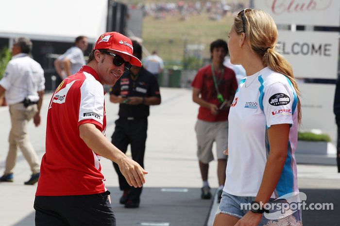 Fernando Alonso, Ferrari con Carmen Jorda, piloto de GP3