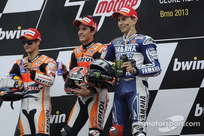 Podio: segundo lugar Dani Pedrosa, ganador de la carrera Marc Márquez, y tercer lugar Jorge Lorezo