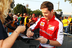 Rob Smedley, Ferrari yarış mühendisi imza dağıtıyor
