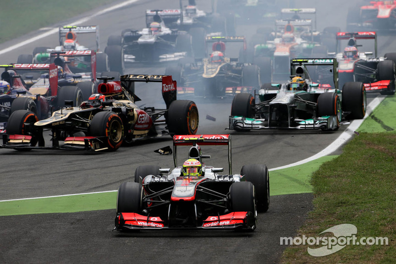 Com a ida de Lewis Hamilton para a Mercedes, o time britânico trouxe Sergio Perez em 2013. Apesar de veloz, o mexicano cometeu erros e foi demitido após um ano. O carro, por problemas de correlação de dados da pista com a fábrica, também não era bom.