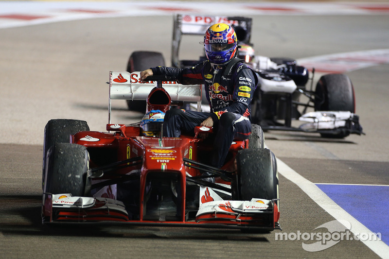 Singapore 2013: Fernando Alonso (Ferrari) carica Mark Webber (Red Bull)