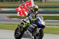 Valentino Rossi, Yamaha Factory Racing avec un drapeau à la mémoire de Marco Simoncelli