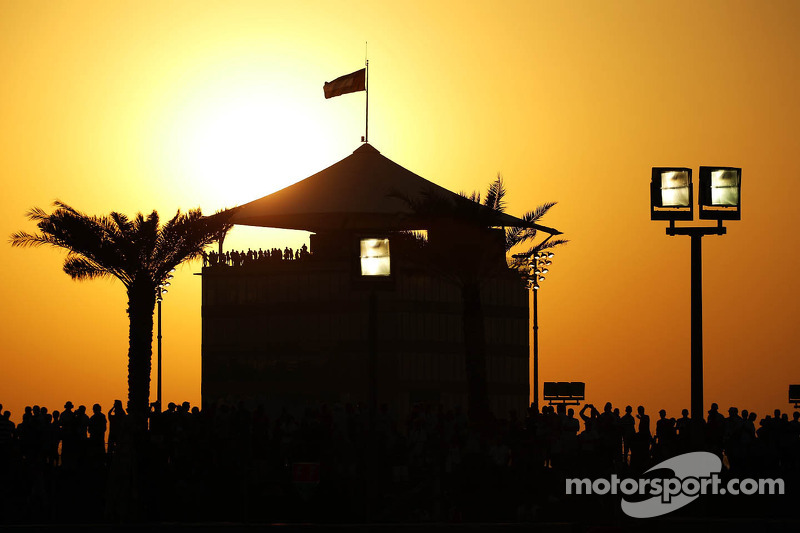 Sol se põe sobre o circuito