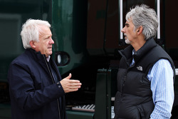 (Esquerda para direita): Charlie Whiting, comissário da FIA com Damon Hill, apresentador da Sky Sports