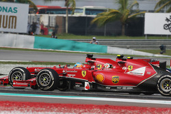 Rennstart: Fernando Alonso, Ferrari F14-T; Kimi Raikkonen, Ferrari F14-T