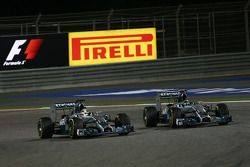 (Esquerda para direita): Lewis Hamilton, Mercedes AMG F1 W05, e seu companheiro, Nico Rosberg, Mercedes AMG F1 W05, duelando por posição