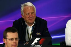 Charlie Whiting, delegado de la FIA en la Conferencia de prensa FIA