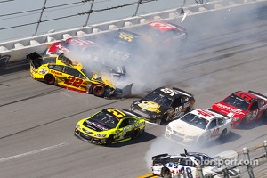 Crash for Joey Logano, Team Penske Ford, Kurt Busch, Stewart-Haas Racing Chevrolet, David Ragan, Front Row Motorsports Ford, Michael McDowell