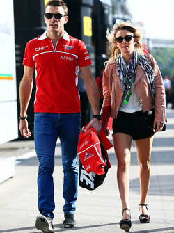 Jules Bianchi, del equipo Marussia F1 con su novia Camille Marchetti