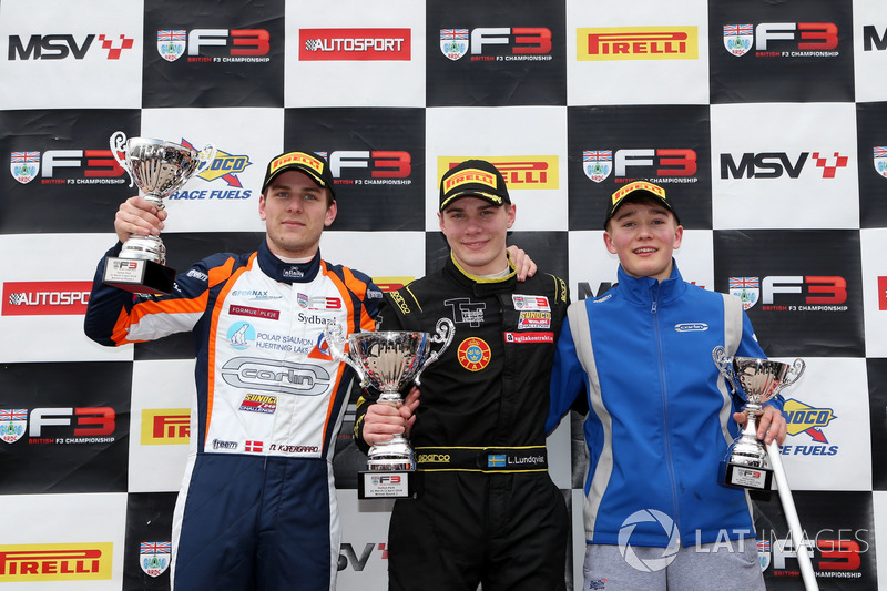 Podio: ganador de la carrera Linus Lundqvist, Doble R, segundo lugar Nicolai Kjaergaard, Carlin, tercer lugar Billy Monger, Carlin