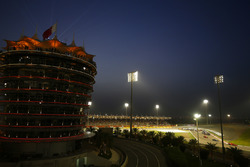 Sebastian Vettel, Ferrari SF71H, leads Valtteri Bottas, Mercedes AMG F1 W09, Kimi Raikkonen, Ferrari SF71H, and the rest of the field at the start of the race