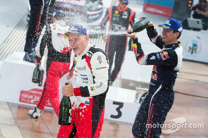 Podium: Ganadores, Sébastien Ogier, Julien Ingrassia, M-Sport Ford WRT Ford Fiesta WRC, segundo lugar, Ott Tänak, Martin Järveoja, Toyota Gazoo Racing WRT Toyota Yaris WRC, tercero, Thierry Neuville, Nicolas Gilsoul, Hyundai Motorsport Hyundai i20 Coupe WRC