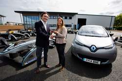 Alejandro Agag reçoit les clés d'une Renault électrique