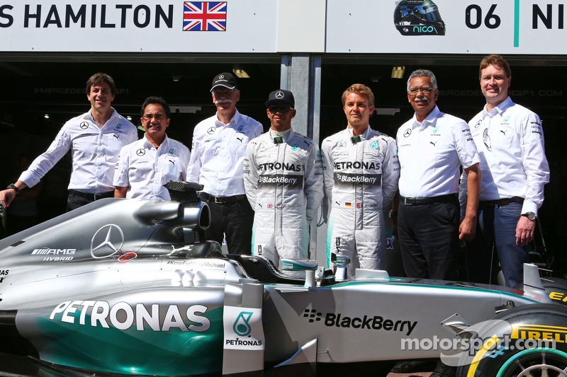 Lewis Hamilton, Mercedes AMG F1, und Nico Rosberg, Mercedes AMG F1, mit Dr. Dieter Zetsche, Daimler,