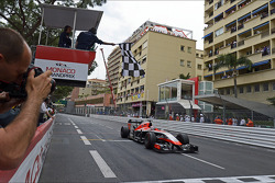 Jules Bianchi del Marussia F1 recibe la bandera a cuadros al final de la carrera para apuntarse los primeros puntos del equipo en F1.