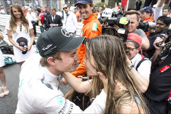 Vencedor da corrida Nico Rosberg, Mercedes AMG F1 celebra com sua namorada Vivian Sibold, no pódio