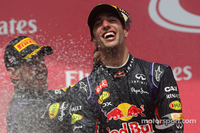 Sieger Daniel Ricciardo, Red Bull Racing feiert auf dem Podium mit Teamkollege Sebastian Vettel, Red